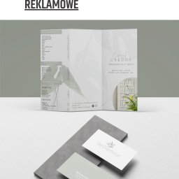 Minimal Office - Agencja Marketingowa - Materiały reklamowe salonu urody: cennik usług z depilacji, manicure i pedicure, wizytówki z logo na szarym tle. Minimalistyczny design, stonowana kolorystyka.