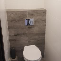 Mała toaleta w bloku, zabudowa rur ukryty zawór i licznik wody , fuga 1mm. Półka wykończona na ,,ostro