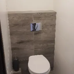 Mała toaleta w bloku, zabudowa rur ukryty zawór i licznik wody , fuga 1mm. Półka wykończona na ,,ostro' bez listew