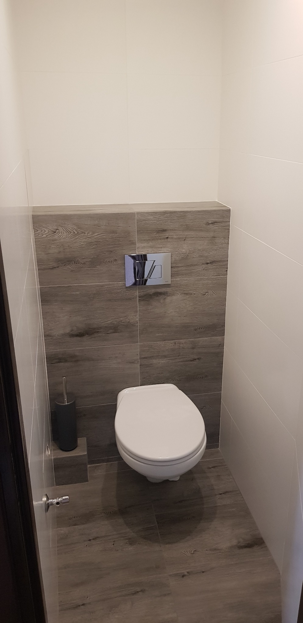 Mała toaleta w bloku, zabudowa rur ukryty zawór i licznik wody , fuga 1mm. Półka wykończona na ,,ostro' bez listew