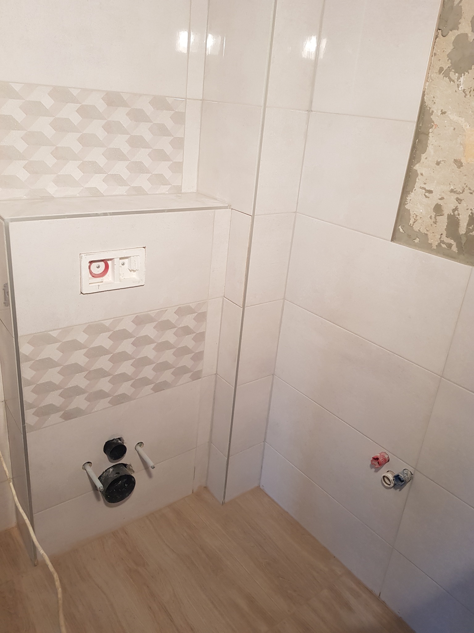 Wykończenia z listwami, zabudowa, + ukryty dostęp do zaworu i licznika wody