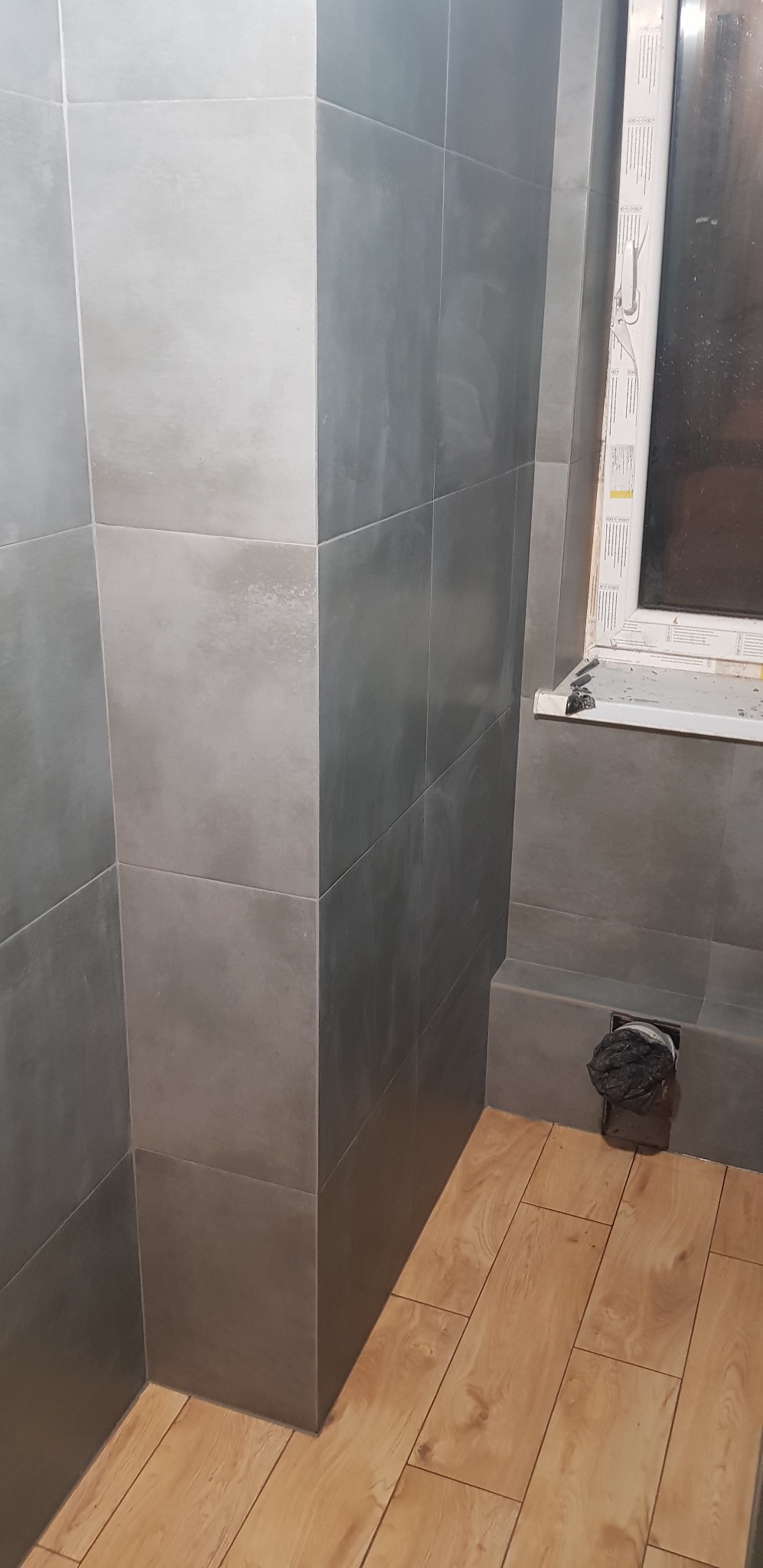 Kafle , gres ,ściana i podłoga , zakończenia bez listew na ,,ostro' na 1mm.