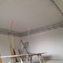 Montaz zabudowy pod oswietlenie w biurze