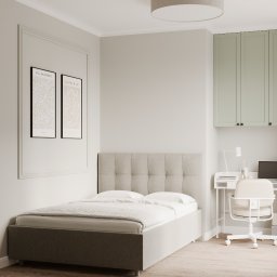 Foremen Sp. z o.o. - Jasna sypialnia z łóżkiem tapicerowanym w kratę, biurkiem z laptopem i zielonymi szafkami wiszącymi, uzupełniona drewnopodobną podłogą i dekoracyjnymi ramami na ścianie.