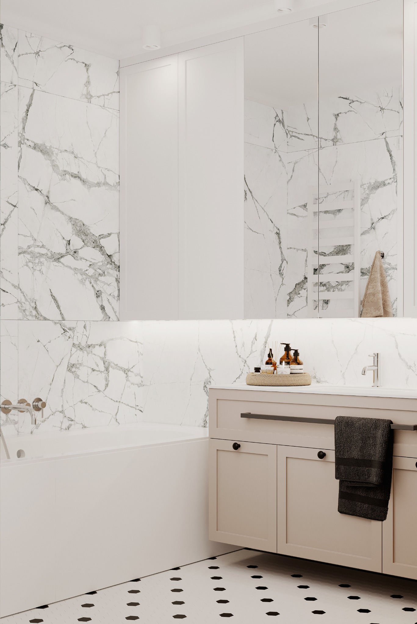 Nowoczesna łazienka z wanną obudowaną białymi panelami, płytki imitujące marmur na ścianach, szafka pod umywalką w kolorze beżowym z czarnym uchwytem, czarny ręcznik, podłoga w biało-czarne heksagony.