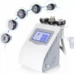 Aparat do modelowania sylwetki z różnymi głowicami zabiegowymi, widoczny ekran dotykowy z menu ustawień, biała obudowa z szarymi akcentami i rurą odprowadzającą.