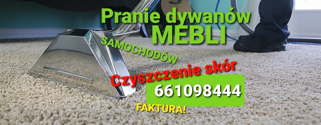 Dysza odkurzacza piorącego na beżowym dywanie typu shaggy, widoczne nogi osoby obsługującej urządzenie, tło częściowo zasłonięte, na dywanie nałożone grafiki reklamowe.