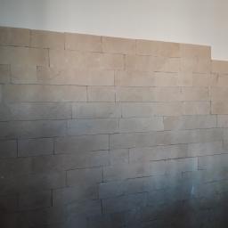 Ściana z kamienia gopsowego układanka u klienta 