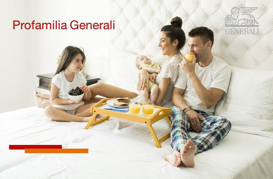 Rodzina relaksuje się w łóżku w Białymstoku, jedząc śniadanie; widoczny ojciec jedzący jabłko, matka trzymająca niemowlę i córka z miską jagód, na stoliku śniadaniowym talerz z kanapkami i szklanki...