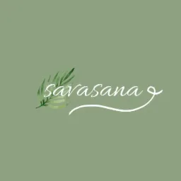 Logo firmy z nazwą 'sarasana' napisaną białą, ozdobną czcionką, z elementem graficznym w postaci zielonego liścia palmy, na jednolitym, zielonym tle.