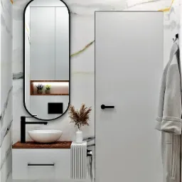 Nowoczesna łazienka z marmurowymi ścianami, owalnym lustrem w czarnej ramie, białą umywalką nablatową na drewnianym blacie i grzejnikiem drabinkowym obok białych drzwi.