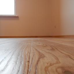 Podłoga drewniana, dębowa, klejona.