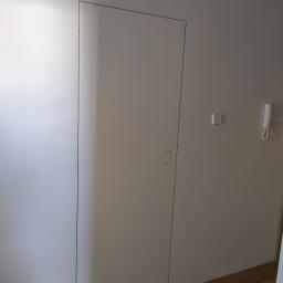 Drzwi Eclisse na ościeżnicy ukrytej ze schowanym uchwytem.