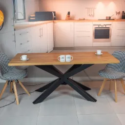 Stół drewniany, olejowany. Podstawa metalowa, malowana proszkowo.