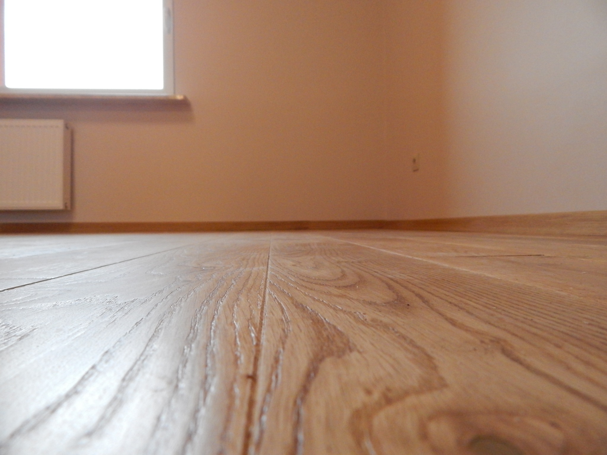 Podłoga drewniana, dębowa, klejona.