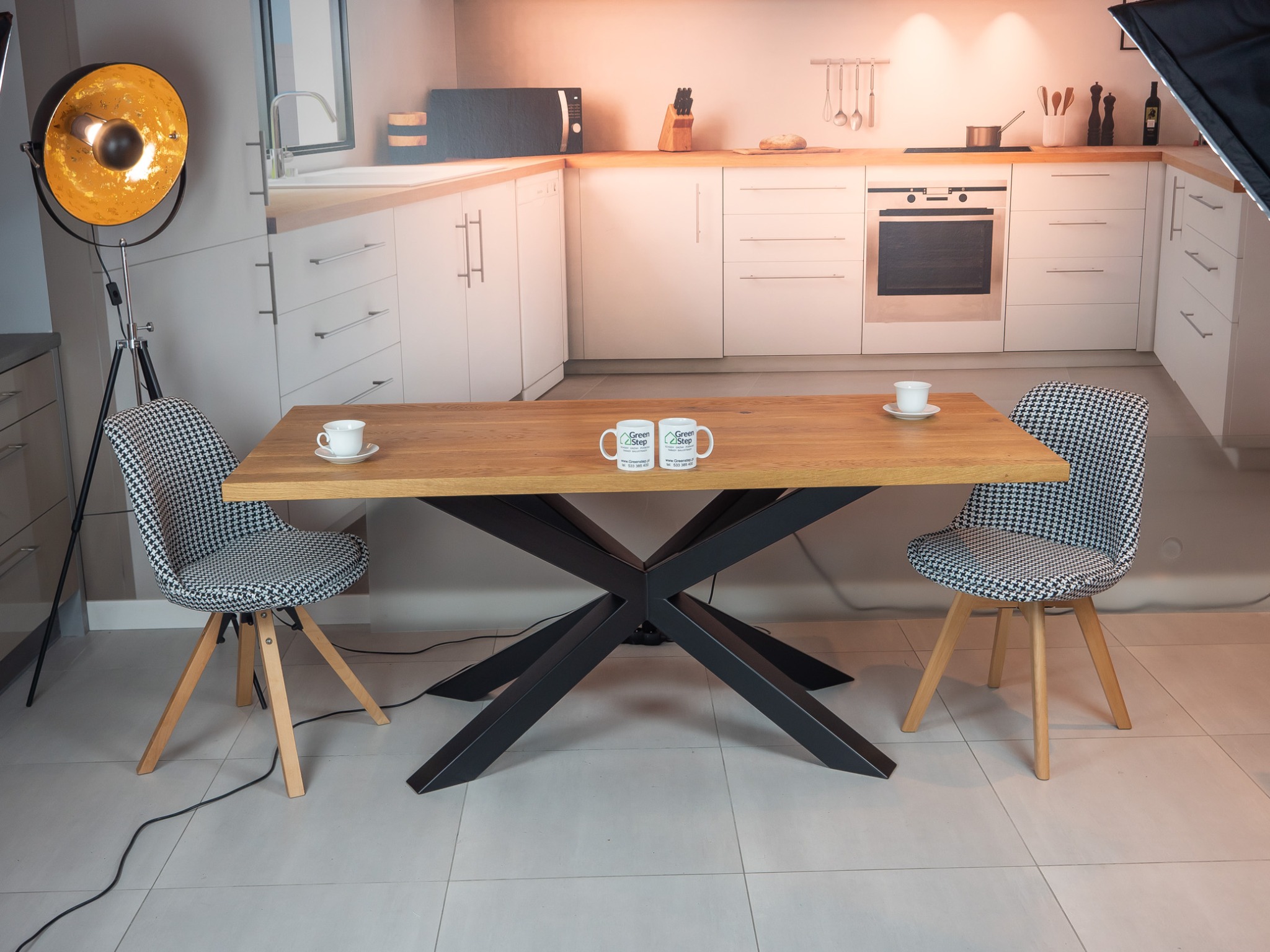 Stół drewniany, olejowany. Podstawa metalowa, malowana proszkowo.