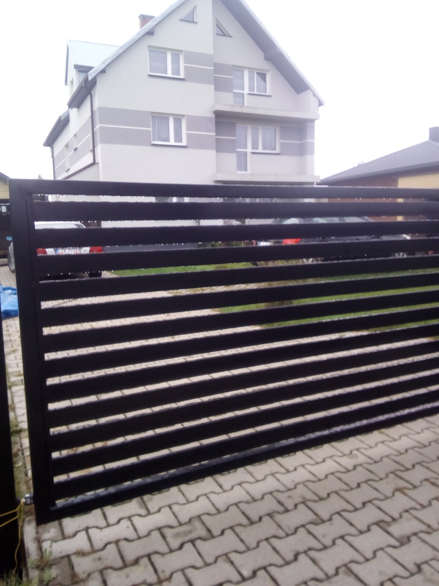 Montaż bram rozwiernych i przesuwnych