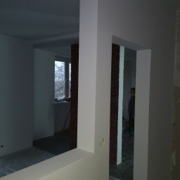 Ściana wycięta jest w ten sposób po to żeby wstawić od widocznego miejsca do sufitu okno ze stopu aluminium oddzielające sypialnie od salonu 