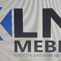Logo firmy KLN Meble z napisem 'KLASYCZNE LUKSUOSOWE NIETUZINKOWE' poniżej, litery K i trójkąt w kolorze niebieskim, pozostałe litery w kolorze grafitowym.