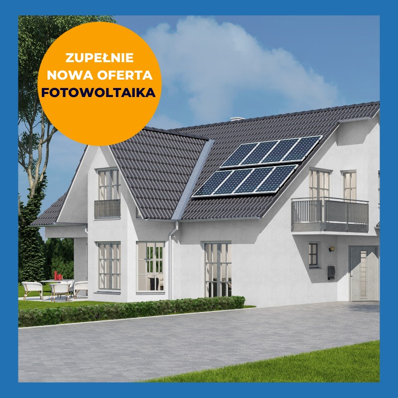 Biały dom jednorodzinny z szarą dachówką, na dachu zamontowane panele słoneczne, z boku domu widoczny taras z meblami ogrodowymi i trawnik, w lewym górnym rogu okrągła pomarańczowa naklejka...