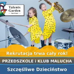 Dwie dziewczynki w ż&oacute;łtych sukienkach grające na instrumentach: jedna na perkusji, druga na saksofonie, na tle jasnego studia. Reklama przedszkola.