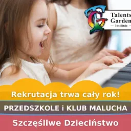 Dziewczynka z otwartymi ustami gra na pianinie pod okiem dorosłego, logo Talents Garden Institute w prawym górnym rogu, napis: Rekrutacja trwa cały rok! Przedszkole i Klub Malucha, Szczęśliwe...