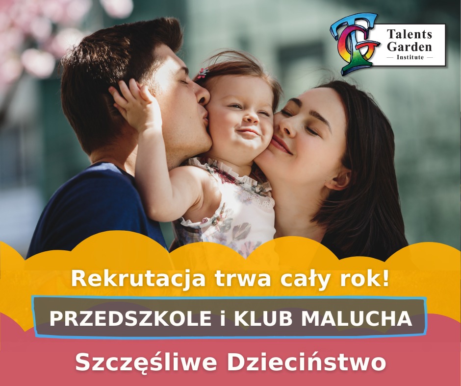 Rodzice całują uśmiechniętą dziewczynkę na tle grafiki reklamującej rekrutację do przedszkola i klubu malucha Talents Garden Institute.