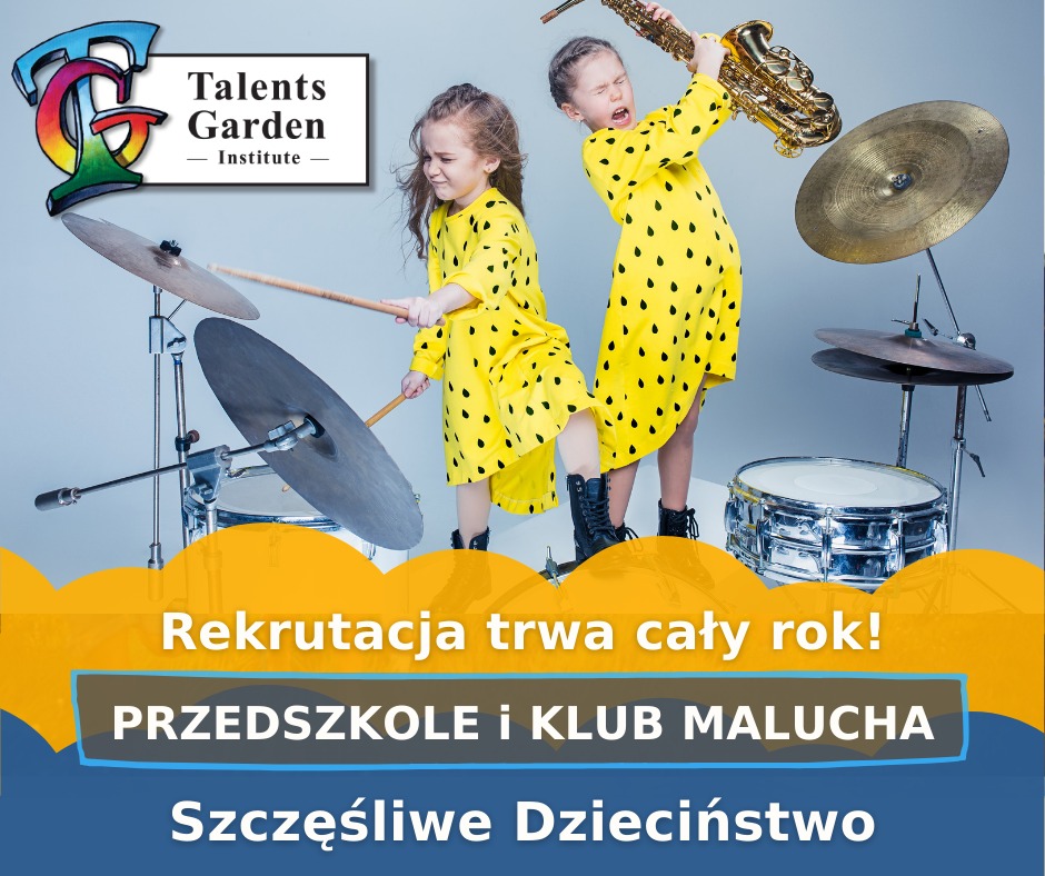 Dwie dziewczynki w żółtych sukienkach grające na instrumentach: jedna na perkusji, druga na saksofonie, na tle jasnego studia. Reklama przedszkola.