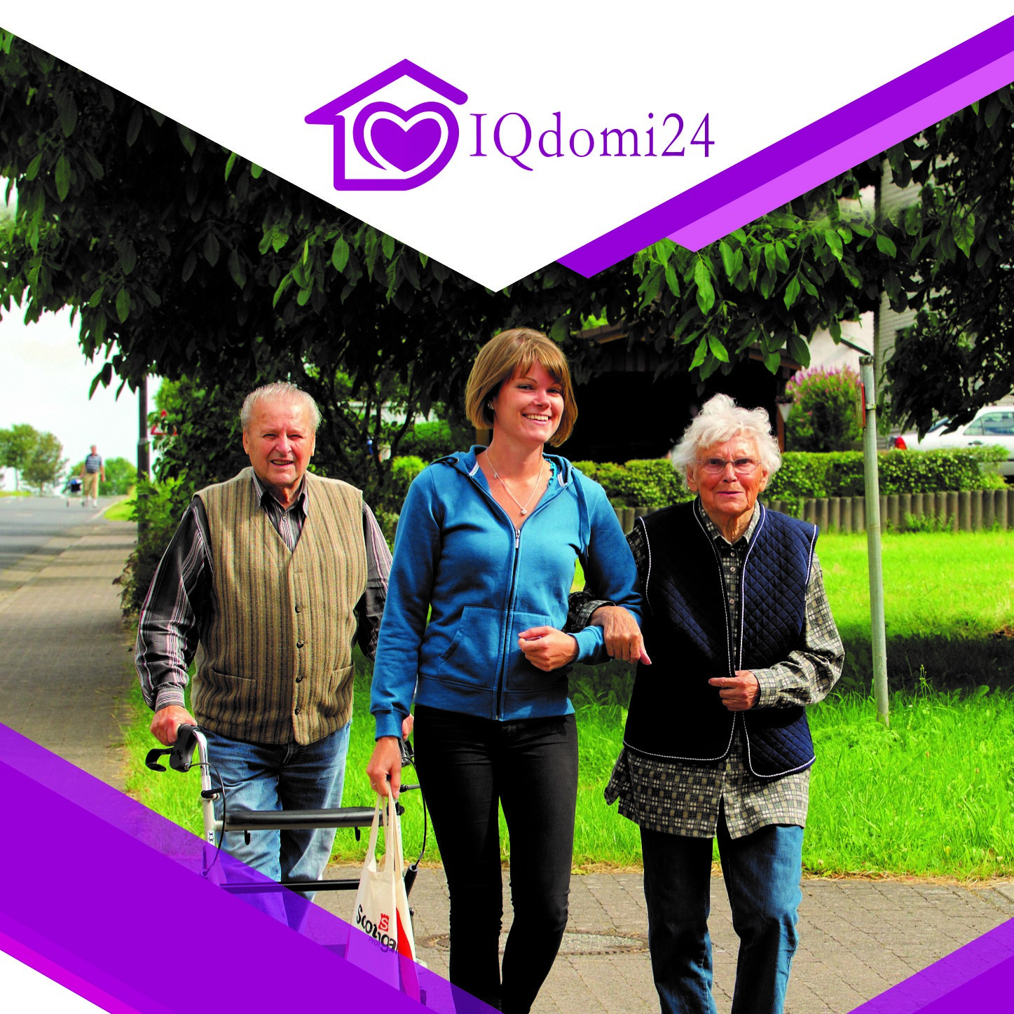 Kobieta w niebieskiej bluzie wspiera pod ramię starszą panią z siwymi włosami, obok idzie starszy mężczyzna z chodzikiem, w tle zieleń drzew i trawników, logo IQdomi24 w górnej części.