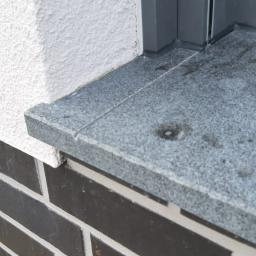 Uszczelnianie przy oknach.
Czarna fuga, materiał antracyt.