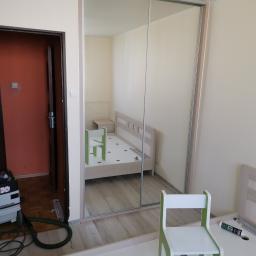 Szafa w wnękowa , z dwoma drzwiami przesuwnymi lustra.
