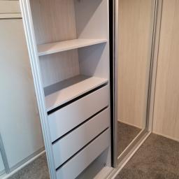 Garderoba z drzwiami przesuwnymi, zastosowanie luster w dwóch skrzydłach.