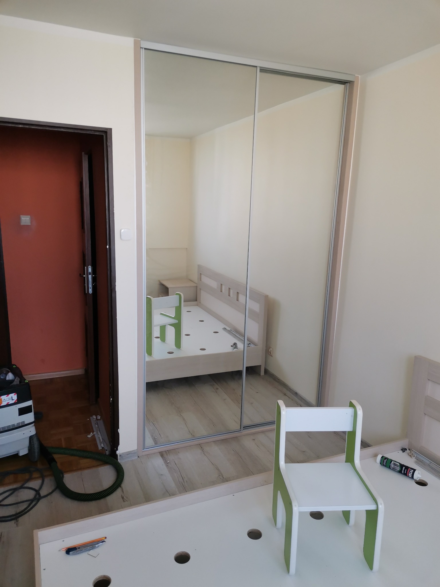 Szafa w wnękowa , z dwoma drzwiami przesuwnymi lustra.