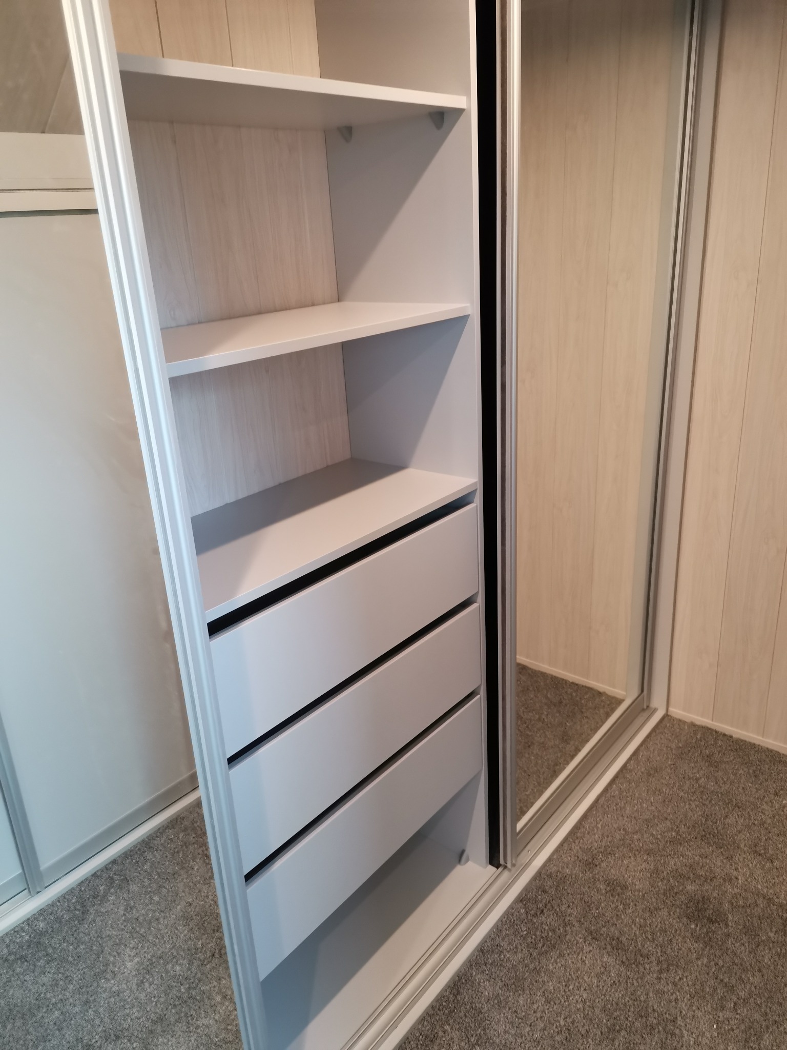 Garderoba z drzwiami przesuwnymi, zastosowanie luster w dwóch skrzydłach.