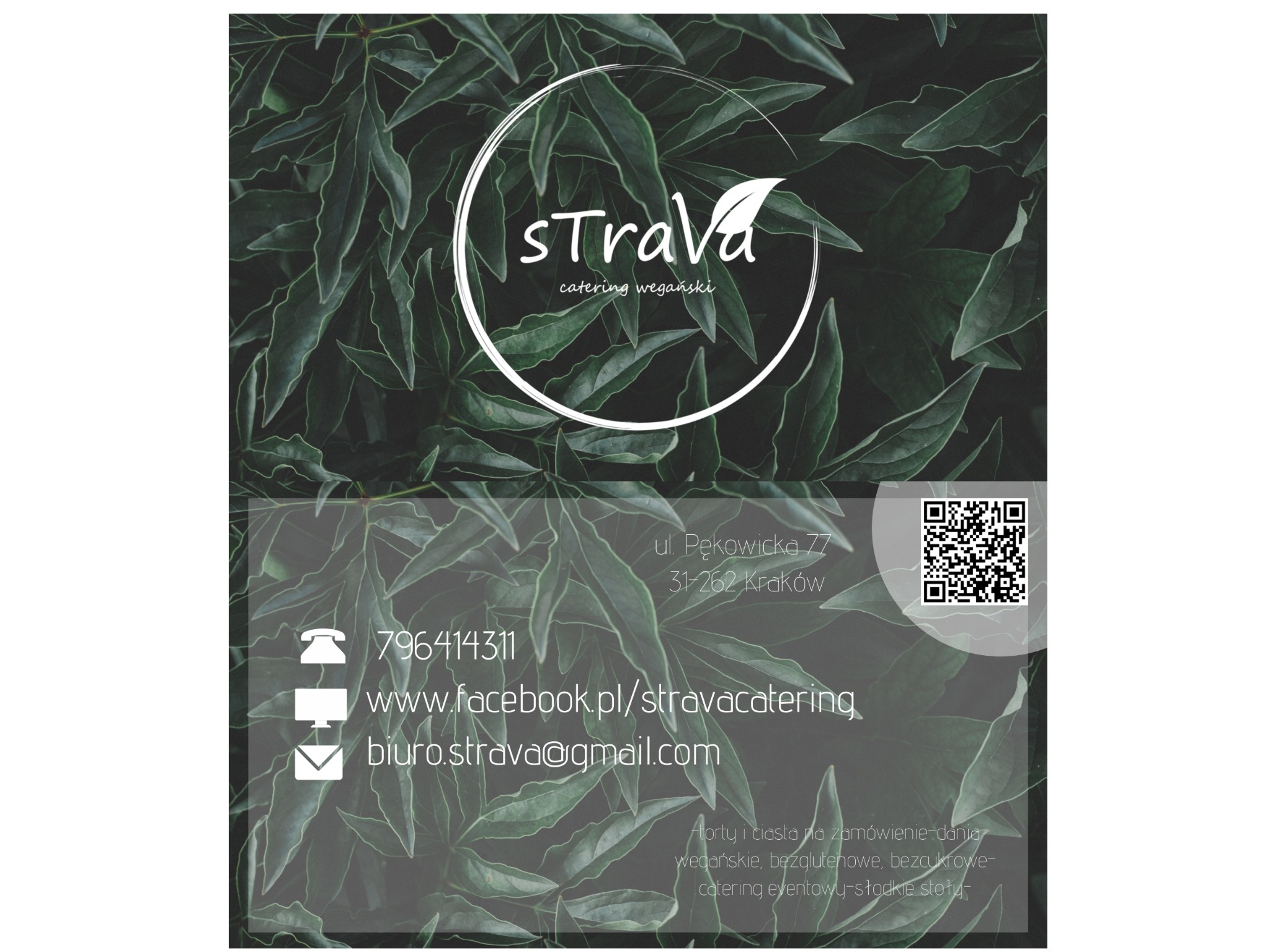 Wizytówka firmy Stravacatering z wegańskimi daniami cateringowymi, na ciemnozielonym tle z liśćmi, z logo firmy w białym okręgu, adresem, numerem telefonu, adresem e-mail, adresem facebookowym...