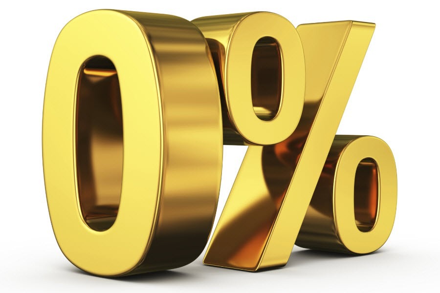 Złoty symbol 0% w perspektywie, z wyraźnym odbiciem światła na powierzchni, sugerujący zerowe oprocentowanie lub brak opłat.