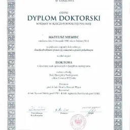 Skan dyplomu doktorskiego Uniwersytetu Jagiellońskiego, wydanego w Rzeczypospolitej Polskiej dla Mateusza Niemca, z datą 21 marca 2022 roku, ozdobna ramka.