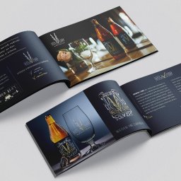 Skogtroll Design - Projektowanie Graficzne - Katalog reklamowy piwa kraftowego z logo Taste of Victory. Otwarta broszura prezentuje butelkę i kieliszek piwa, z detalami etykiety i tekstem promocyjnym.