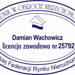 Logo pośrednika nieruchomości Damian Wachowicz z licencją zawodową nr 25792, należącego do Polskiej Federacji Rynku Nieruchomości, w formie okrągłej pieczęci z symbolem domu.