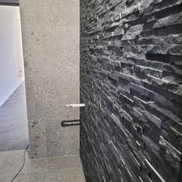 Układanie kamienia naturalnego na ścianie