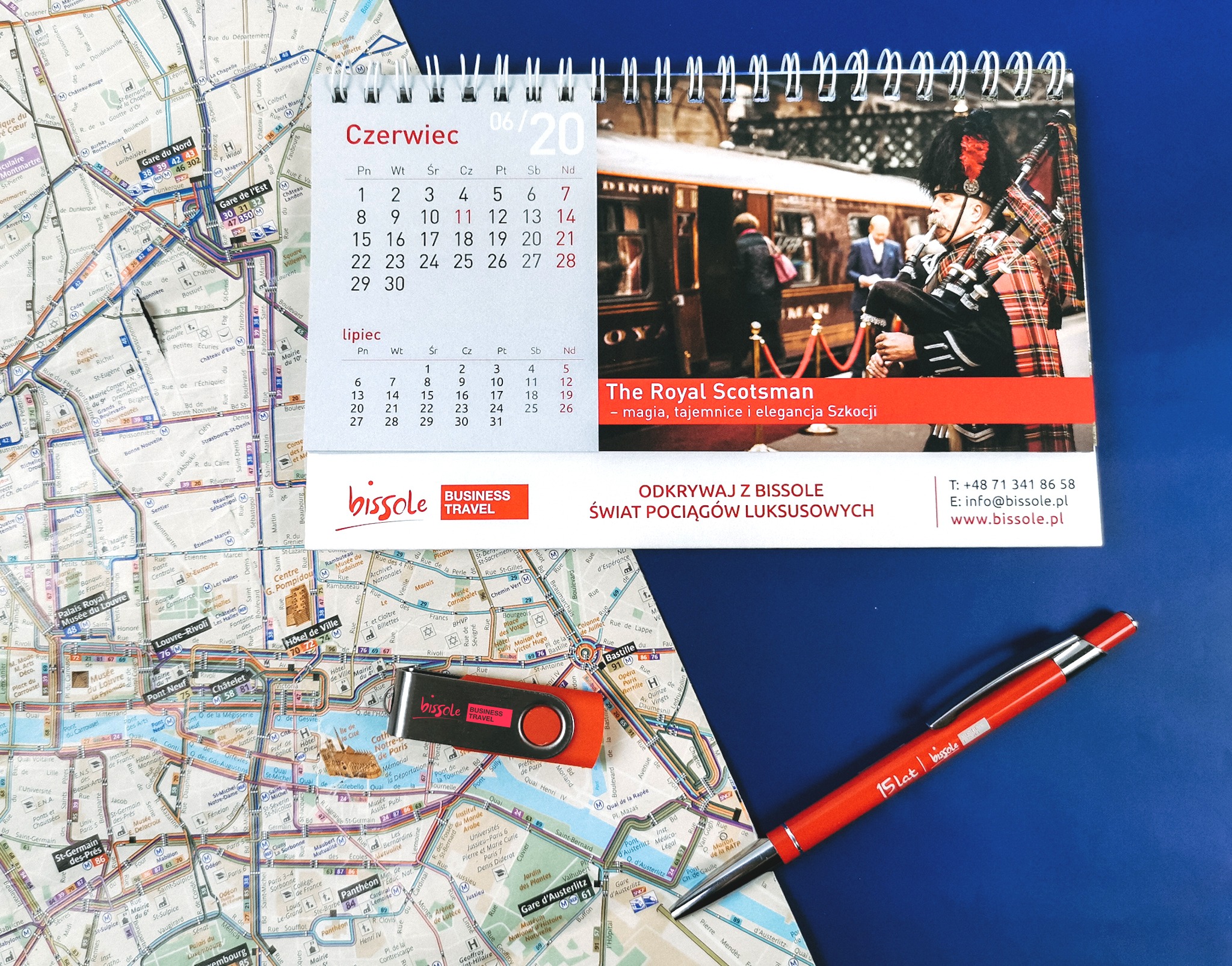 Kalendarz biurkowy, długopis firmowy, spersonalizowany pen drive