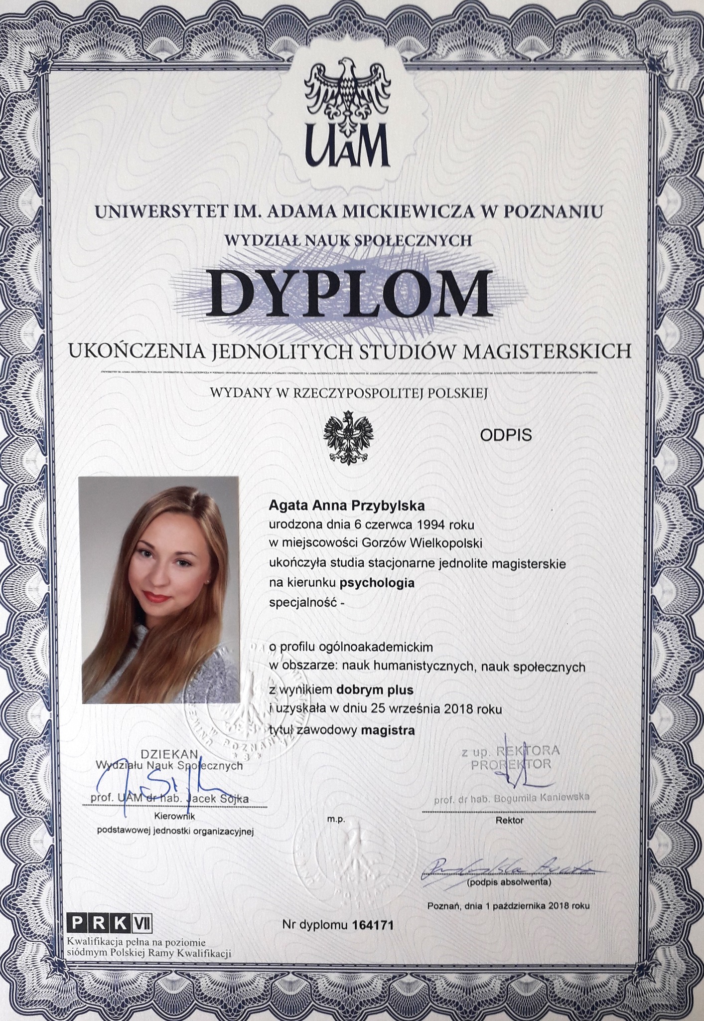 Skan dyplomu ukończenia studiów magisterskich na kierunku psychologia, wydany przez Uniwersytet im. Adama Mickiewicza w Poznaniu, z fotografią absolwentki Agaty Anny Przybylskiej.