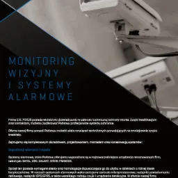 Kamera monitoringu wizyjnego w obudowie, zamontowana na metalowym wsporniku, skierowana w górę, z widocznymi przewodami.