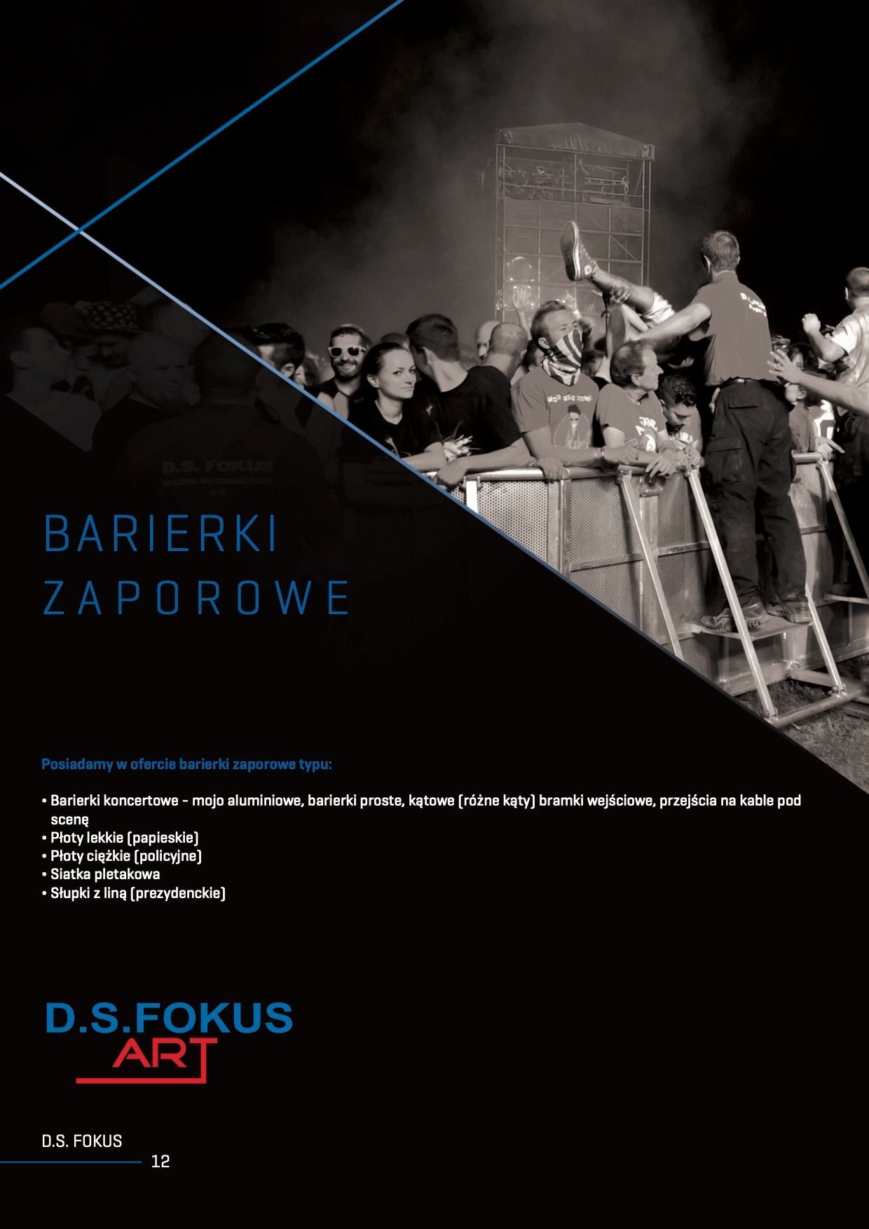 Czarno-białe zdjęcie z koncertu: tłum ludzi za metalowymi barierkami, ochroniarz podnosi osobę z tłumu na scenę, widoczna konstrukcja sceniczna w tle.