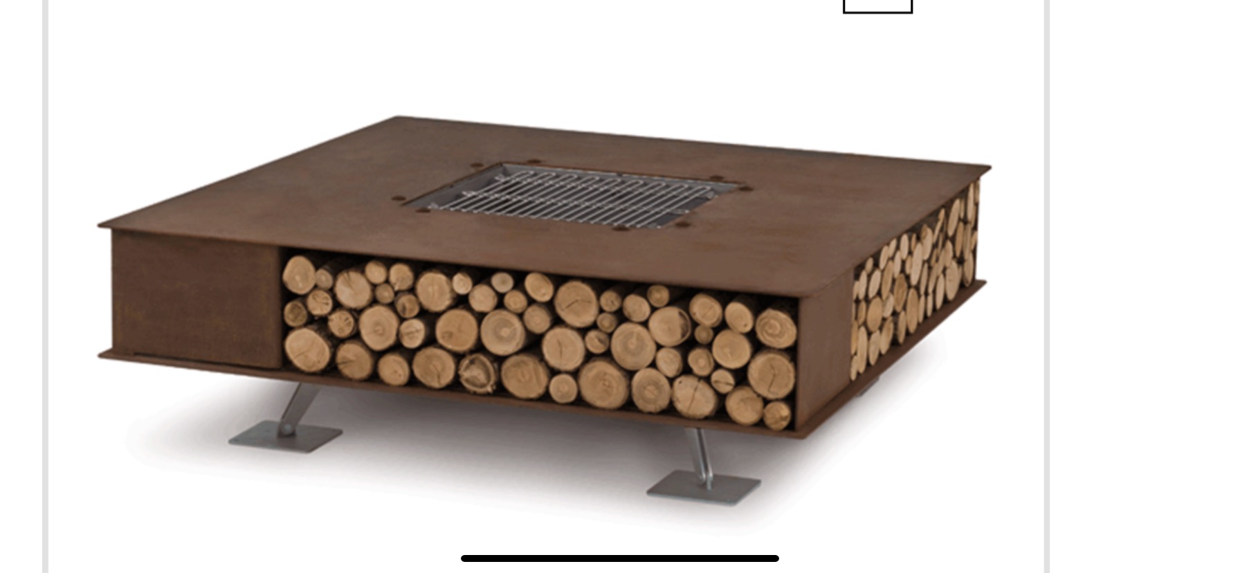 Kwadratowy stół z paleniskiem, obudowany cortenem, z miejscem na składowanie drewna, z rusztem na górze, na metalowych nóżkach.