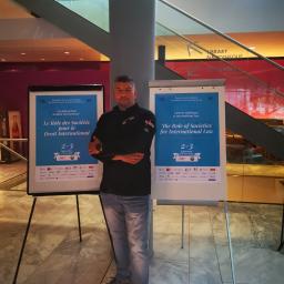 Swiatowa konferencja prawnicza na tematy zwiazane z wolnoscia czlowieka. Organizowana dla 1200 osob przez francuskie stowarzszenie prawnicze