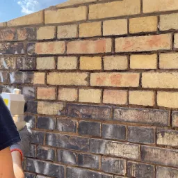 Bezinwazyjne czyszczenie elewacji laserem