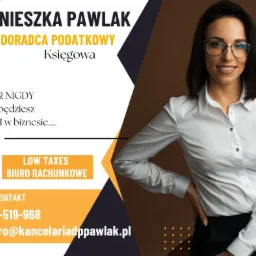 Portret uśmiechniętej kobiety w okularach i białej koszuli na reklamie biura rachunkowego z Kalisza, oferującego niskie podatki i pomoc w biznesie.