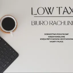 Minimalistyczne ujęcie biurka z tabletem, filiżanką kawy i dekoracyjnym wazonem, akcentujące napis 'LOW TAXES Biuro Rachunkowe' oraz listę usług: doradztwo podatkowe, księgi handlowe, księgi...
