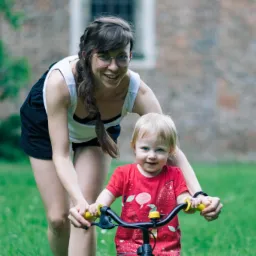 Sesja rodzinna na spacerze